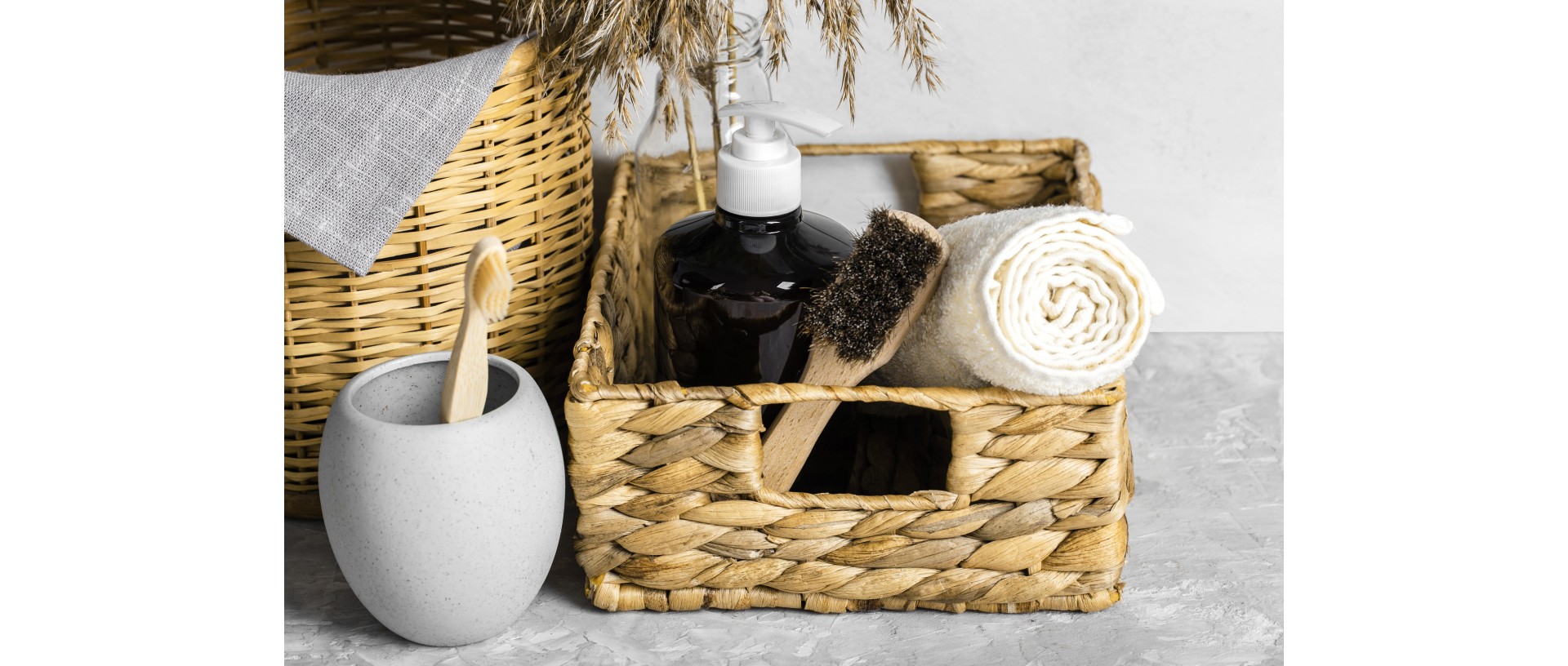 eco-friendly-cleaning-products-set-basket-with-brushes-toothbrus
